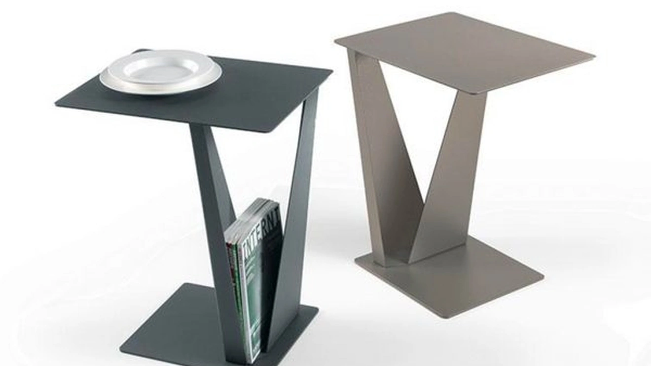 Tavolino multifunzione Bridge che integra la funzione portariviste, realizzato in acciaio verniciato di Kermes divani