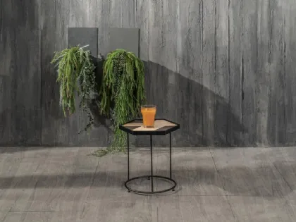 Tavolino Jay con top in legno con inserti in pietra e struttura in metallo di Stones