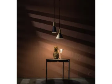 Lampada a sospensione Lince in metallo con decoro in ottone verniciato di Stones