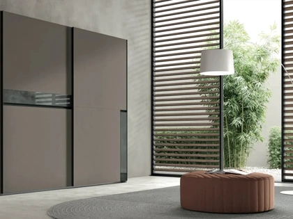 Armadio con anta scorrevole e inserto in vetro Margo di Artigianmobili