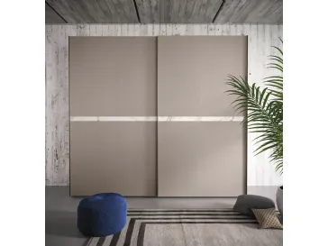 Armadio Orizzonte finitura Rovere Visone con decor bianco e profili titanio di Corso 11