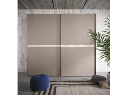 Armadio Orizzonte finitura Rovere Visone con decor bianco e profili titanio di Corso 11