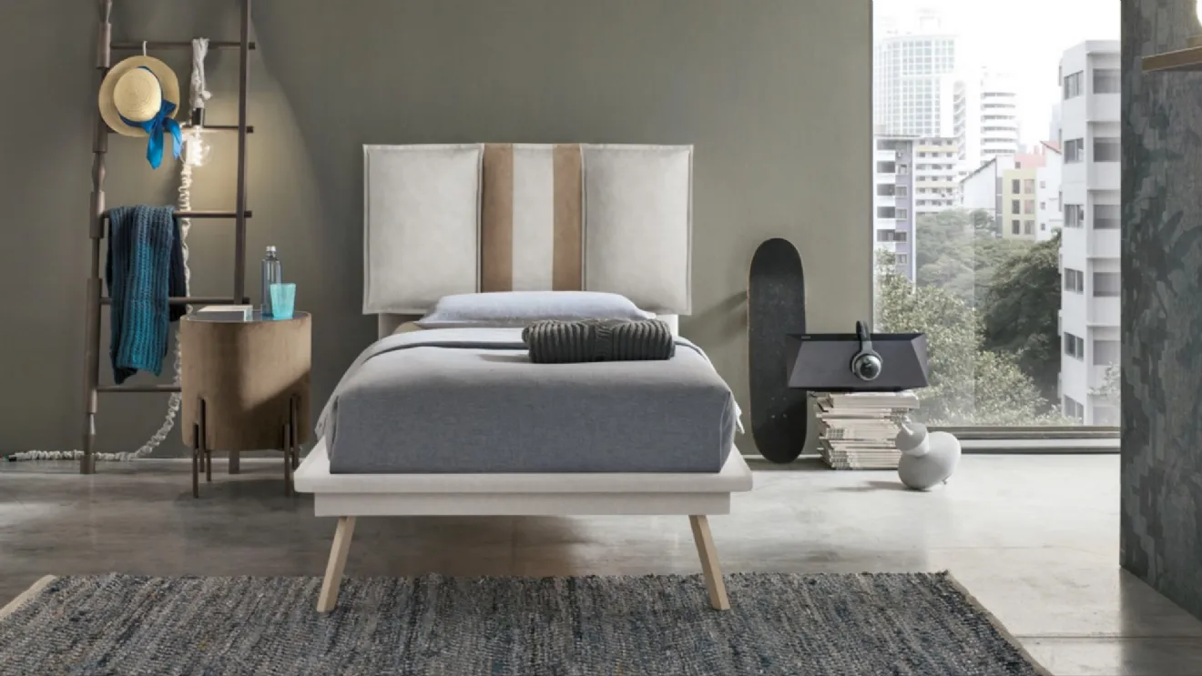 Comodino Planos rivestito in tessuto beige con top in vetro Target Point