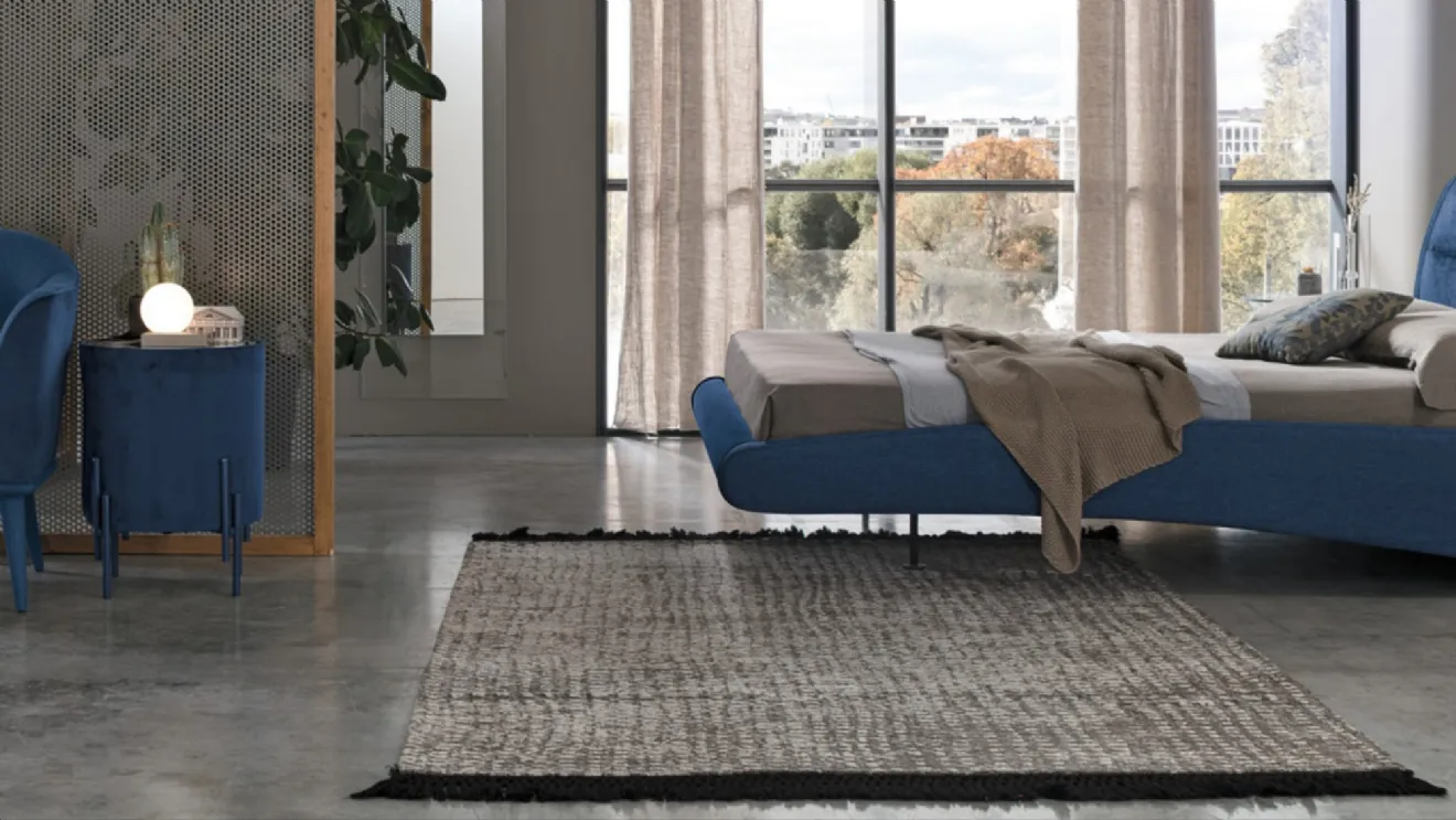 Comodino Planos rivestito in tessuto blu con top in vetro Target Point