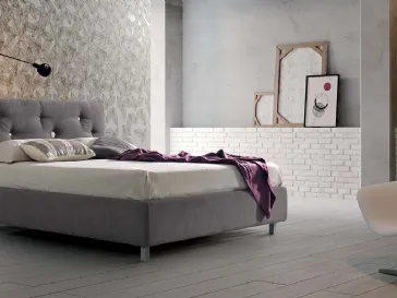 Letto in tessuto con testiera imbottita e trapuntata con bottoni di varie dimensioni Filippa di Stilfar