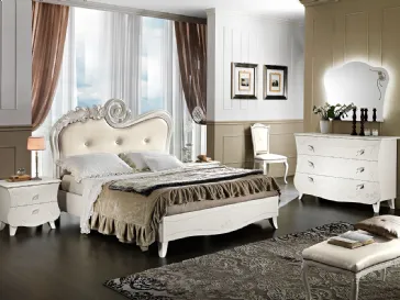 Letto con testiera intagliata finitura Stucco Veneziano rivestita in pelle Aurora di Mobil Più