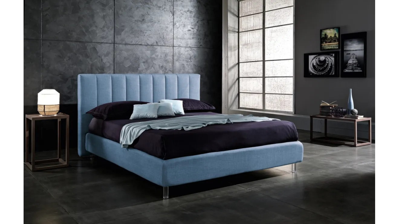Letto in tessuto azzurro cielo con testiera imbottita Navajo di Artigianaletti