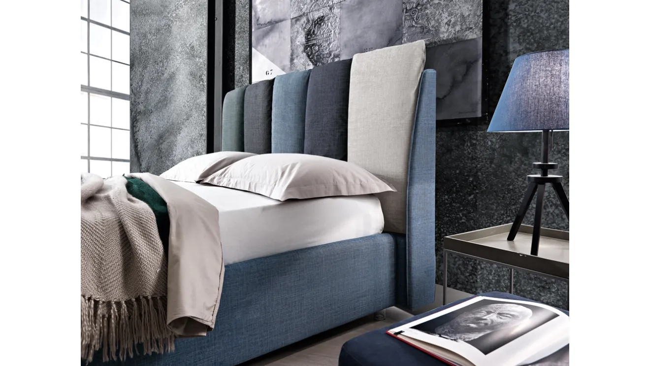Letto con testiera in tessuto tinta unita e fantasia Pillow di Artigianaletti