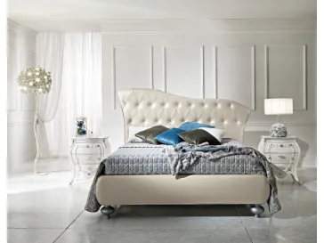 Letto con testiera in pelle lavorazione capitonnè sagomata e giroletto bombato in tessuto Queen di Artigianaletti