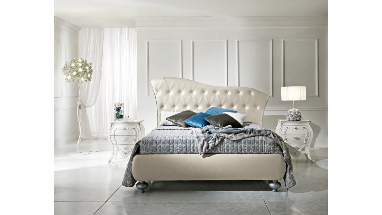 Letto con testiera in pelle lavorazione capitonnè sagomata e giroletto bombato in tessuto Queen di Artigianaletti