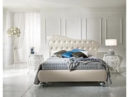 Letto con testiera in pelle lavorazione capitonnè sagomata e giroletto bombato in tessuto Queen di Artigianaletti
