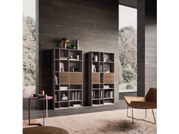 Libreria a muro in laccato opaco ortensia e materico finitura frassino cuoio di Orme