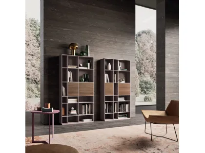Libreria a muro in laccato opaco ortensia e materico finitura frassino cuoio di Orme