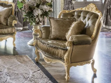 Poltrona Anastasia in tessuto e legno laccato con decorazioni in foglia oro di Mobil Più