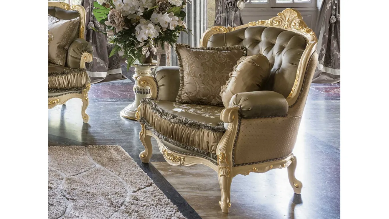 Poltrona Anastasia in tessuto e legno laccato con decorazioni in foglia oro di Mobil Più