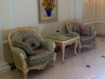 Poltrona in tessuto ricamato e legno decorato con foglia oro Grace Patinato di Mobil Più