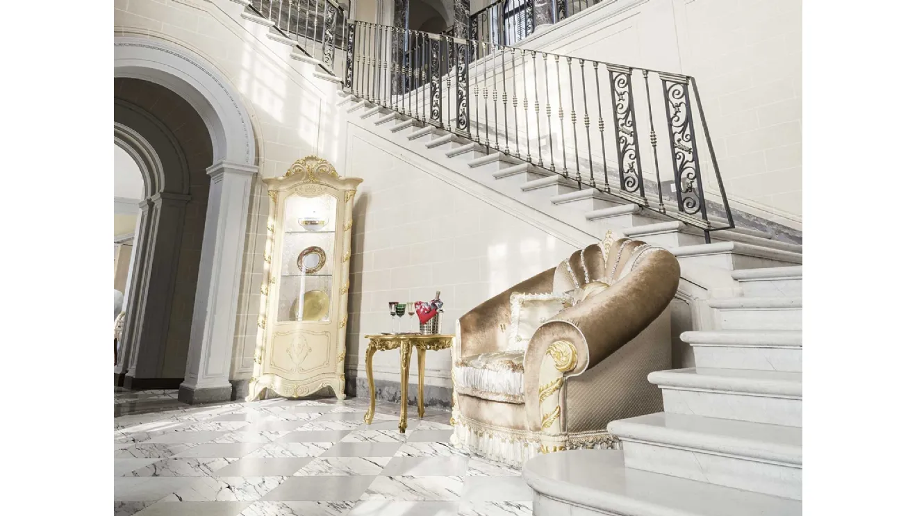 Poltrona classica in tessuto con incastro in legno decorato con foglia oro Madame Royale di Mobil Più