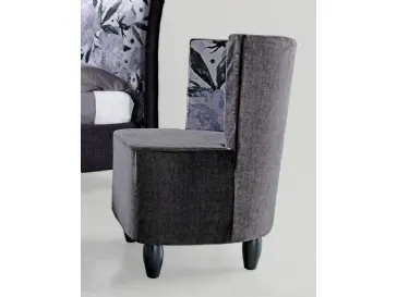 Poltroncina Dalila in tessuto con piedi in legno di Stilfar Italia