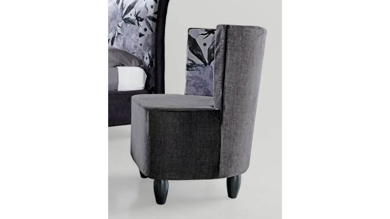 Poltroncina Dalila in tessuto con piedi in legno di Stilfar Italia