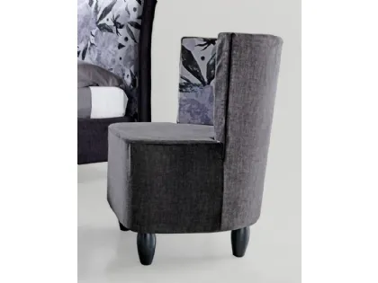 Poltroncina Dalila in tessuto con piedi in legno di Stilfar Italia