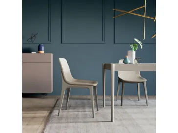 Sedia in ecopelle con telaio in legno di frassino ossidato, colore tortora, Fanny di Orme