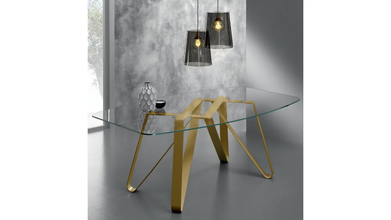 Tavolo Axel con top in vetro trasparente e base in metallo laccato oro di Eurosedia