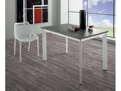 Tavolo Evo con top in laminato cemento e base in metallo di Eurosedia