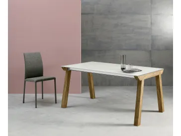 Tavolo Genius in vetro acidato bianco e gambe in frassino tinto rovere di Eurosedia
