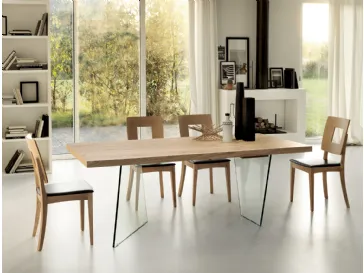 Tavolo Lumia in legno di rovere impiallacciato e gambe in vetro di Gipi Le Sedie