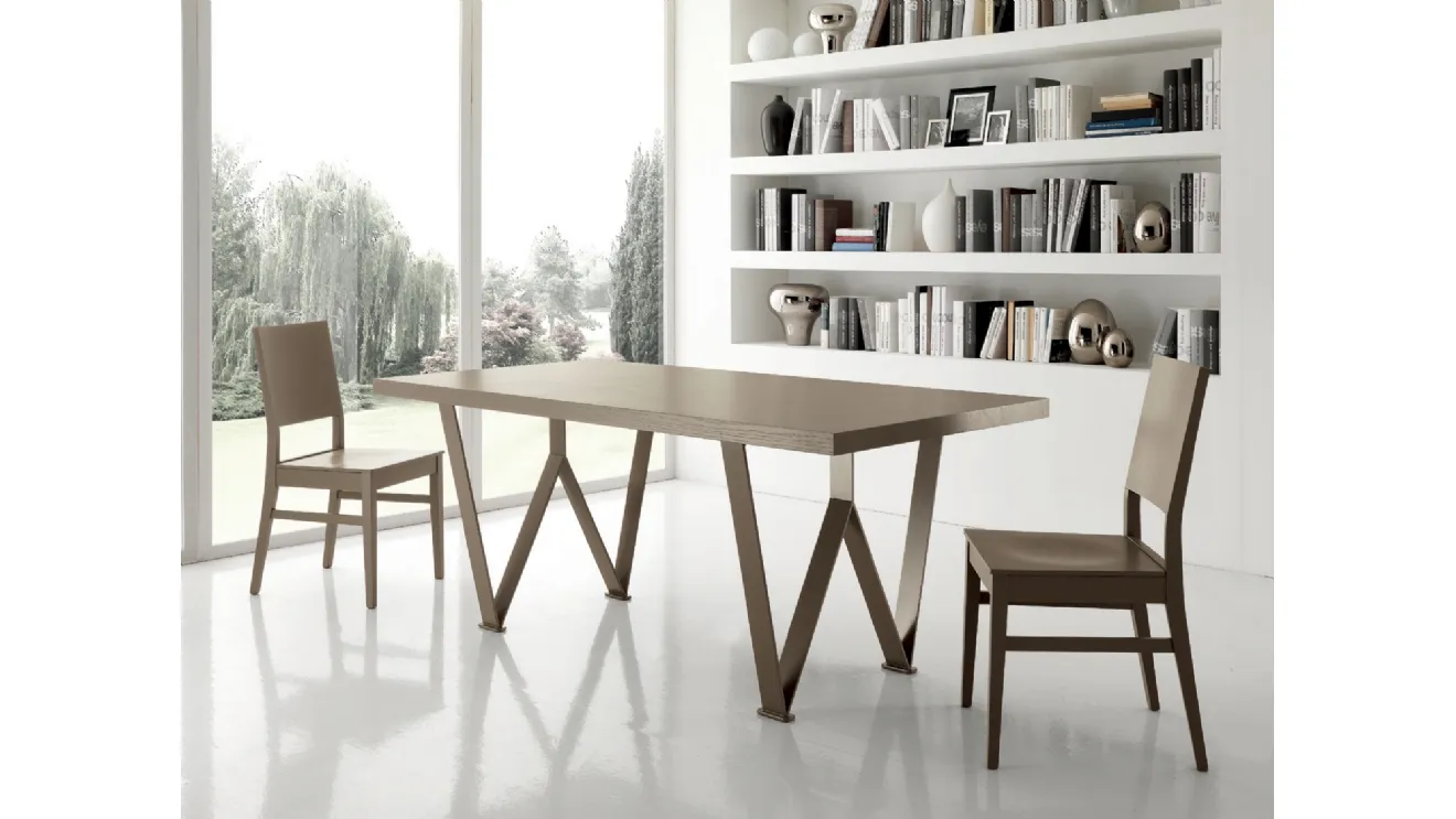 Tavolo Wictory in legno con base in metallo di Gipi Le Sedie
