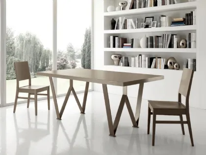 Tavolo Wictory in legno con base in metallo di Gipi Le Sedie