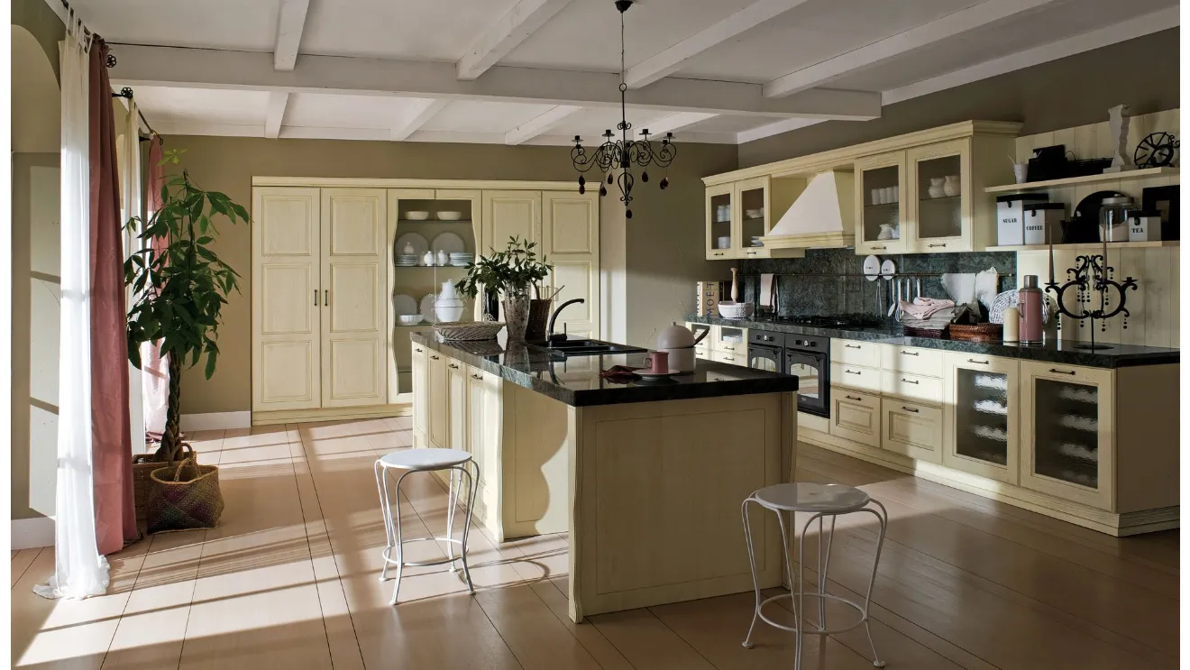 Cucina in legno finitura crema con colonne e isola Laguna 01 di Gicinque