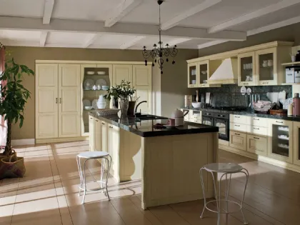 Cucina in legno finitura crema con colonne e isola Laguna 01 di Gicinque