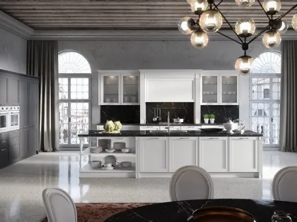 Cucina in legno bianco con isola e colonne in vetro Montecarlo 01di Gicinque