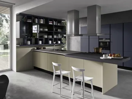 Cucina Moderna lineare Melania 01 in laccato opaco Grigio Siliceo con top in Okite Easy Beige e colonne in laccato Grigio Grafite di Ciao Cucine