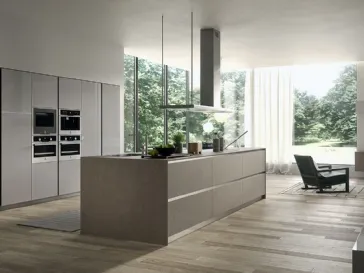 Cucina Moderna con isola MyGlass 04 in gres e vetro laccato lucido di Gicinque