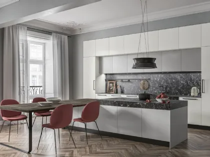 Cucina Moderna con isola in laminato grigio, top in HPL nero impero e penisola in finitura rovere nebraska Smart 01 di Gicinque