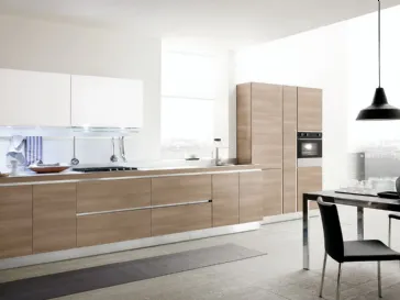 Cucina in legno chiaro con pensili in laccato bianco Joy 03 di Gicinque