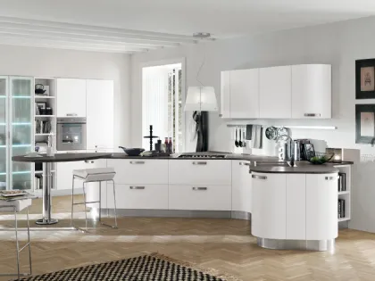 Cucina in laccato lucido bianco con penisola curva Kristal 01 di Gicinque