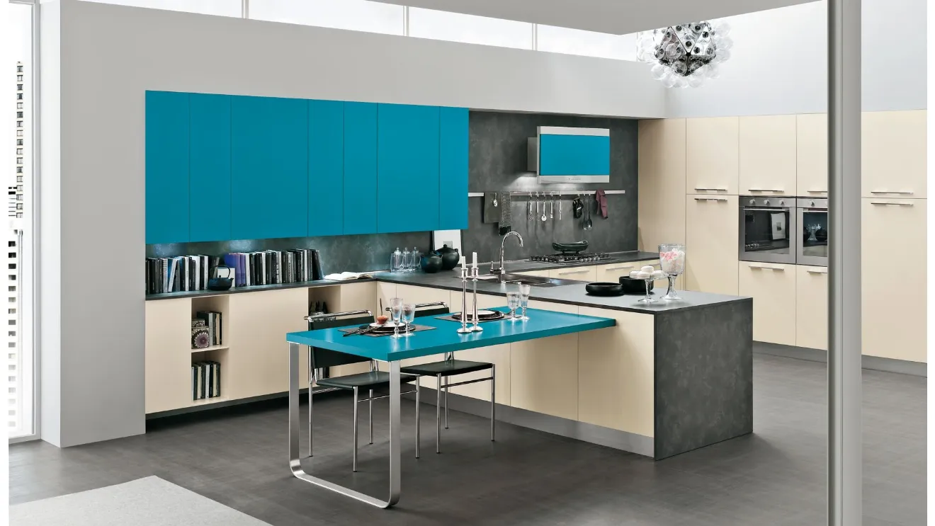 Cucina in laccato opaco a più colori con penisola Kristal 02 di Gicinque
