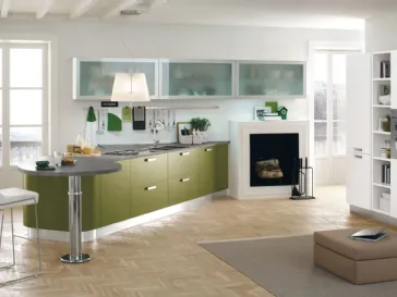 Cucina in laccato verde primavara con piano in laminato scuro Kristal 03 di Gicinque