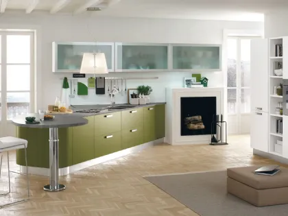 Cucina in laccato verde primavara con piano in laminato scuro Kristal 03 di Gicinque
