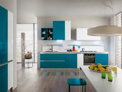 Cucina in laccato lucido azzurro e bianco Myglass 02 di Gicinque