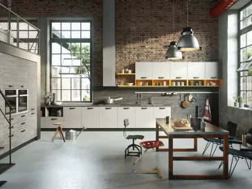 Cucina dai toni chiari con colonne a muro Oslo 01 di Gicinque