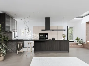 Cucina Moderna con penisola Prime 02 in laminato Rovere fumo e PET Sahara di Gicinque